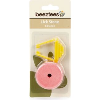 Kostka solna dla królika Beeztees o wymiarach 5,2x2,1 cm z plastikowym uchwytem do zawieszenia na prętach klatki.