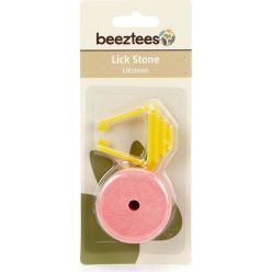Kostka solna dla królika Beeztees o wymiarach 5,2x2,1 cm z plastikowym uchwytem do zawieszenia na prętach klatki.
