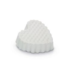 Biała kostka wapienna dla gryzoni Beeztees w kształcie serca o wymiarach 6x6 cm do ścierania zębów.