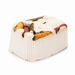 Kostka wapienna dla gryzoni z dodatkiem warzyw Beeztees o wadze 160g i wymiarach 10x7,5x4 cm.