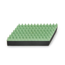 Zielona/miętowa gumowa szczotka do masażu i pielęgnacji sierści psa Beeztees o wymiarach 13x5x3 cm.