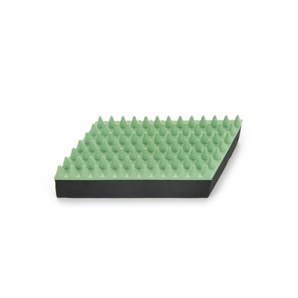 Zielona/miętowa gumowa szczotka do masażu i pielęgnacji sierści psa Beeztees o wymiarach 13x5x3 cm.