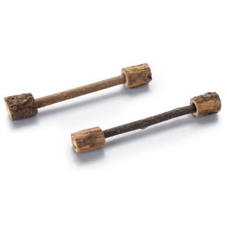 Zestaw dwóch naturalnych gryzaków dla kota w kształcie hantelki z drewna Matatabi Beeztees o długości 12 cm.