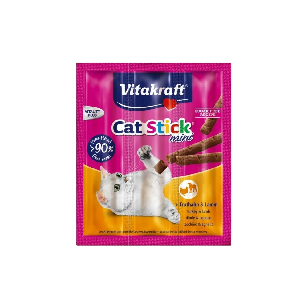 Trzy kabanosy dla kota Vitakraft Cat Stick Mini o smaku indyka i jagnięciny, w opakowaniu.