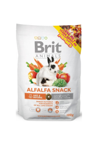 Brit Animals Snack Alfalfa 100g przysmak dla gryzoni i królików, opakowanie z lucerną na tle siana i warzyw, konikpolny.pl