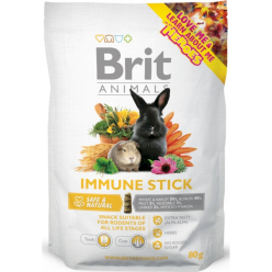 Brit Animals Snack Immune Stick 80g przysmak dla gryzoni i królików w opakowaniu na tle ziół i warzyw, konikpolny.pl