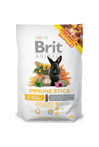 Brit Animals Snack Immune Stick 80g przysmak dla gryzoni i królików w opakowaniu na tle ziół i warzyw, konikpolny.pl
