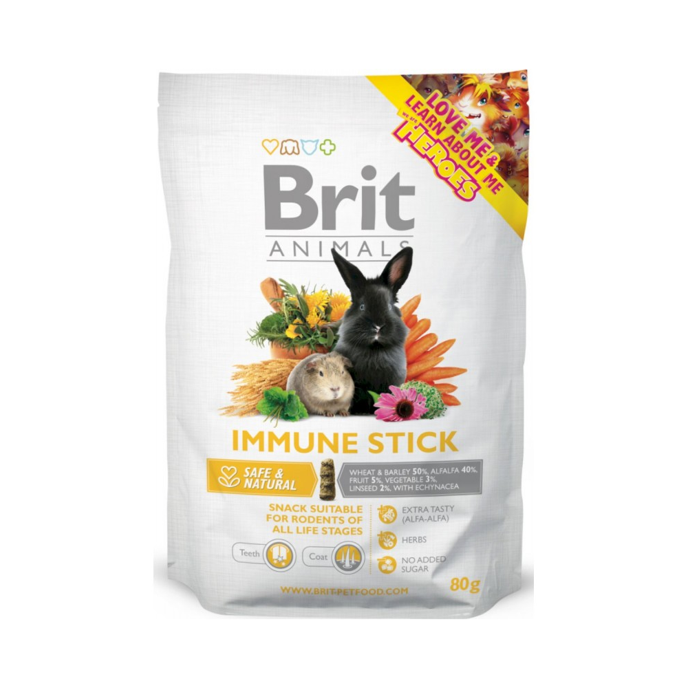Brit Animals Snack Immune Stick 80g przysmak dla gryzoni i królików w opakowaniu na tle ziół i warzyw, konikpolny.pl