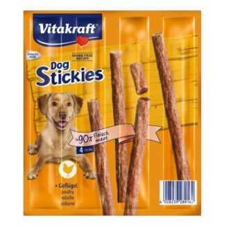 Cztery mięsne kabanosy dla psa Vitakraft Dog Stickies o smaku drobiu w opakowaniu.