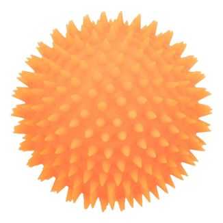 Pomarańczowa, piszcząca piłka jeżowa marki Trixie o średnicy 7 cm, wykonana z winylu z licznymi wypustkami.