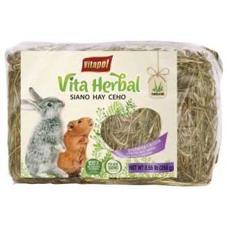 Opakowanie o wadze 250g aromatycznego sianka dla gryzoni i królików, marki Vitapol, z widocznym dodatkiem suszonych kwiatów .